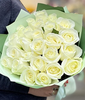 Нежный букет белых роз "Вега"